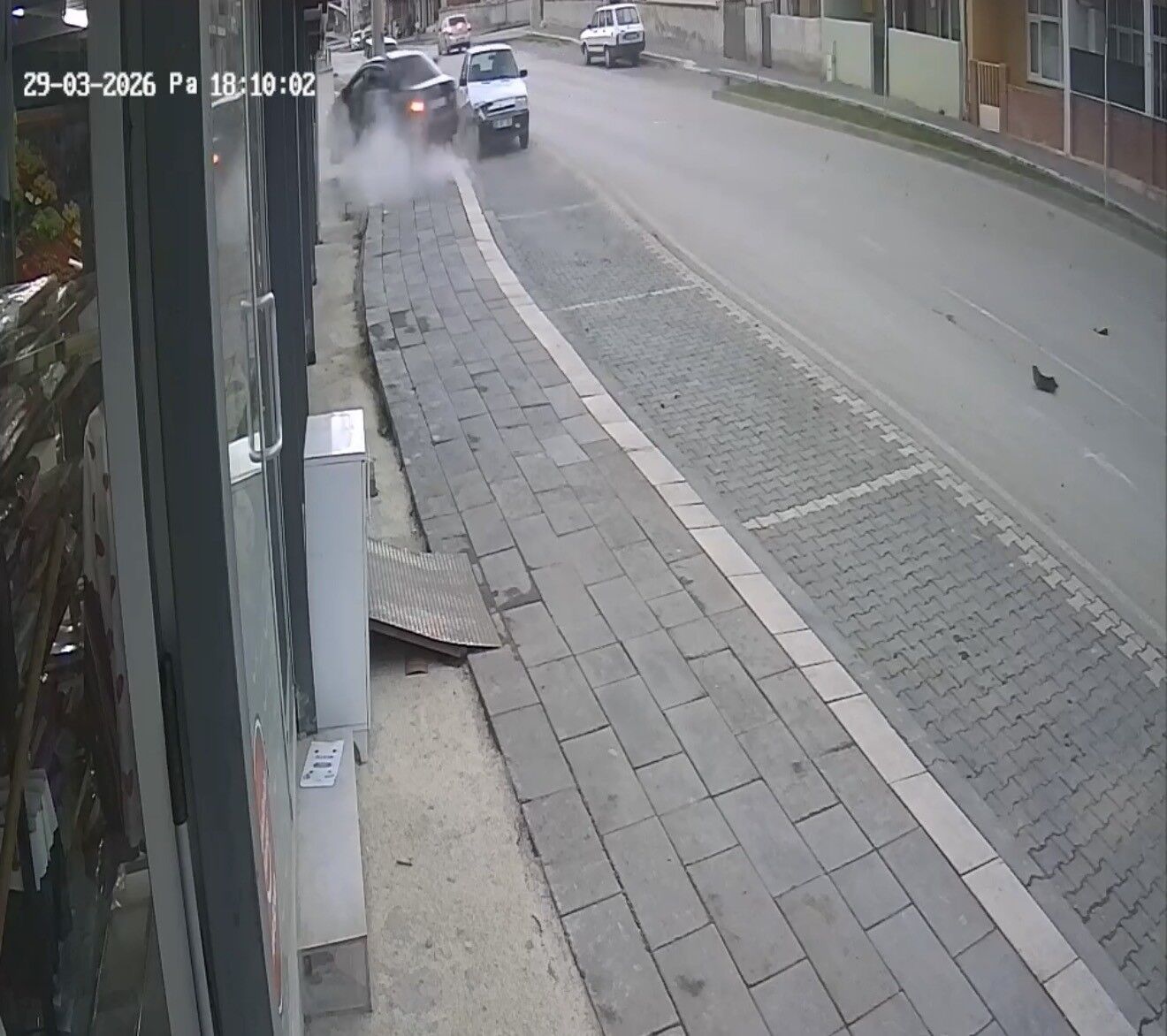 Kontrolden Çıkan Araç Markete Girdi 2 Yaralı3