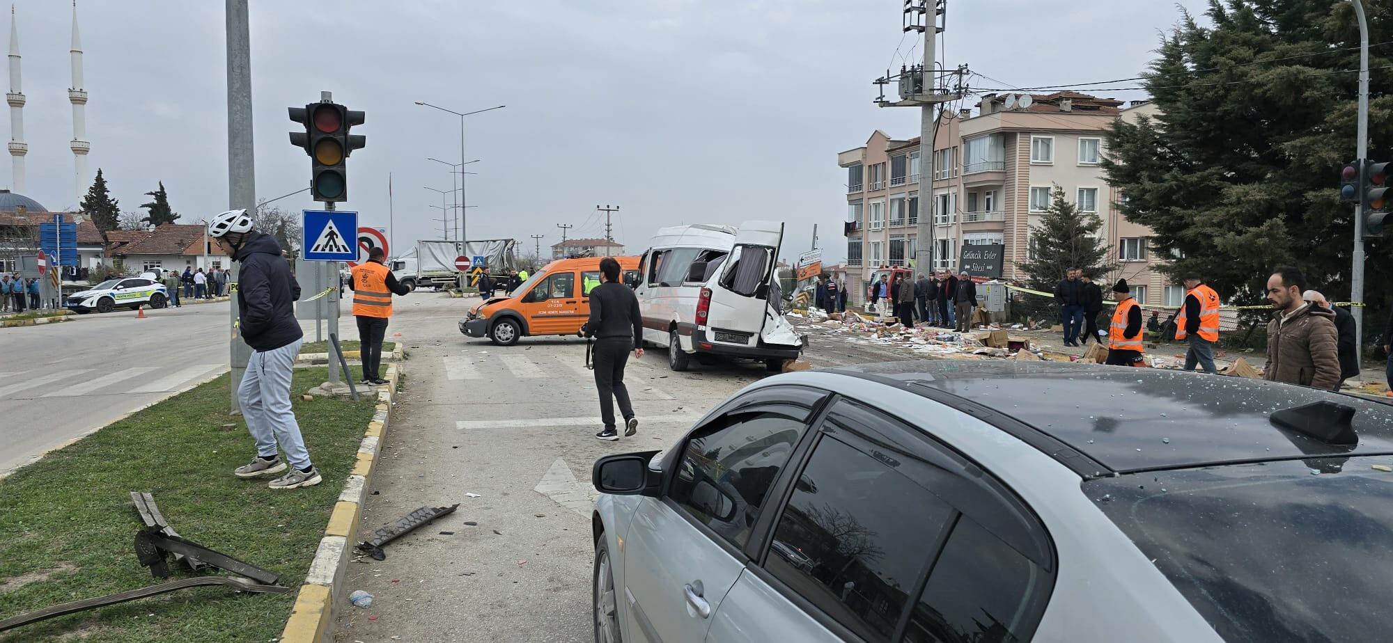 Kontrolden Çıkan Tır 7 Araca Çarptı 18 Kişi Yaralandı4