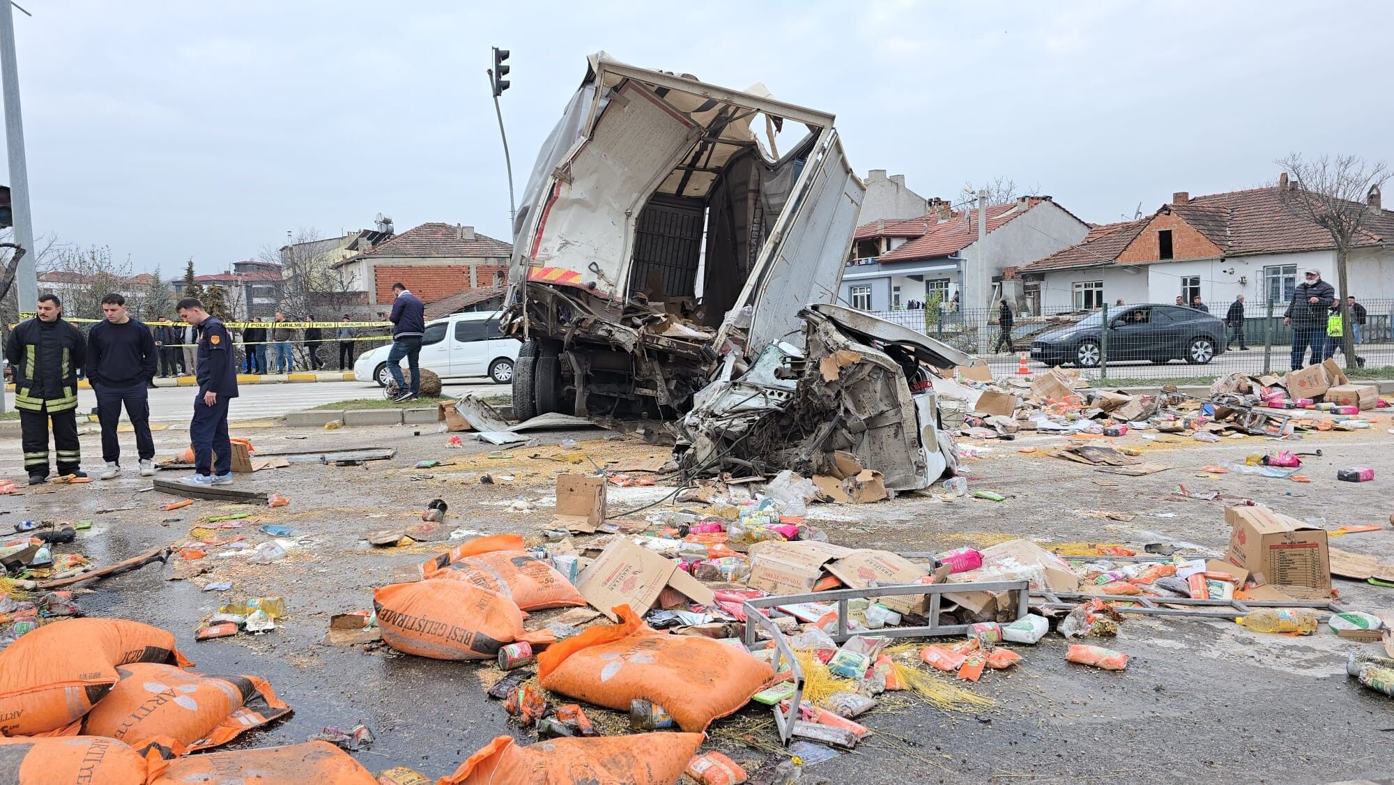 Kontrolden Çıkan Tır 7 Araca Çarptı 18 Kişi Yaralandı8