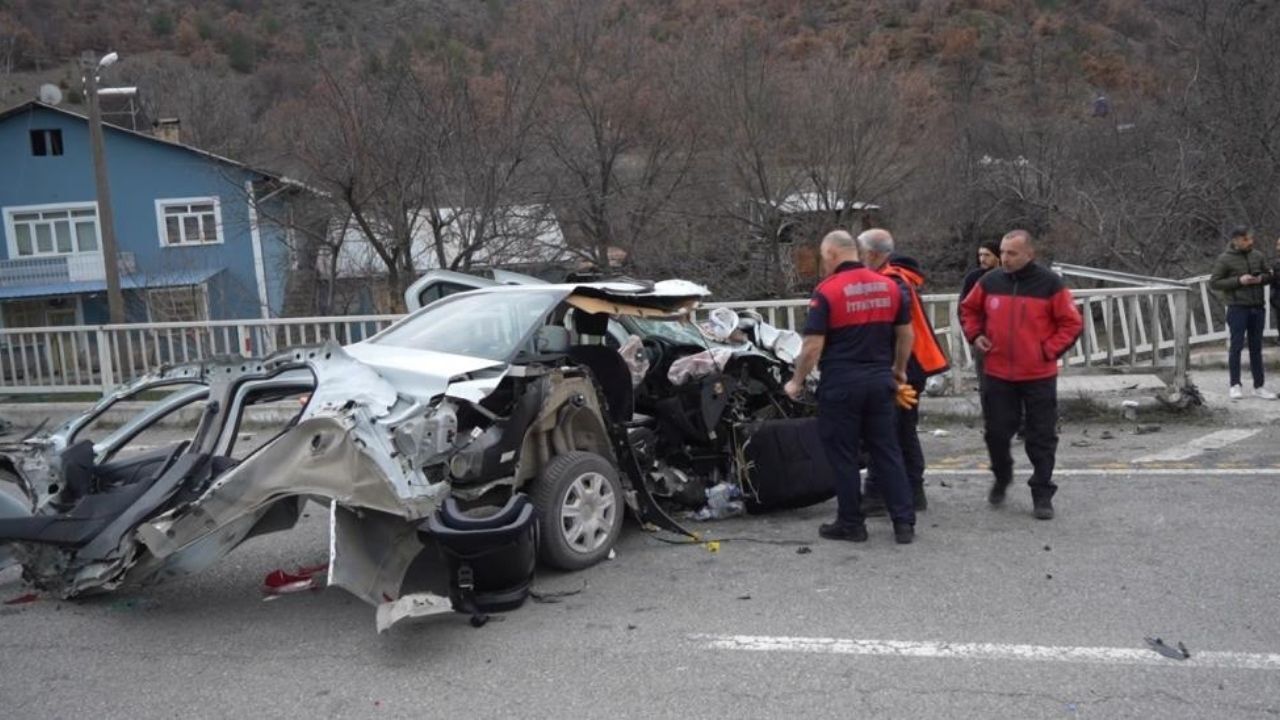 Korkuluklara Çarpan Otomobil Hurdaya Döndü 1’I Bebek, 3 Yaralı (1)
