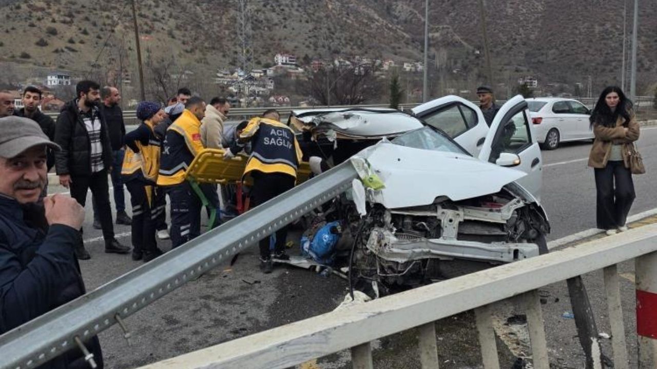 Korkuluklara Çarpan Otomobil Hurdaya Döndü 1’I Bebek, 3 Yaralı (2)