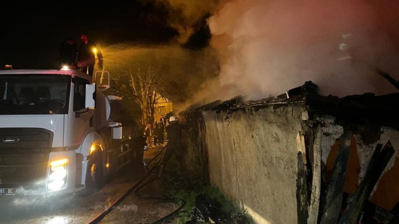 Korkutan Yangın Kullanılmayan Ev Küle Döndü (1)