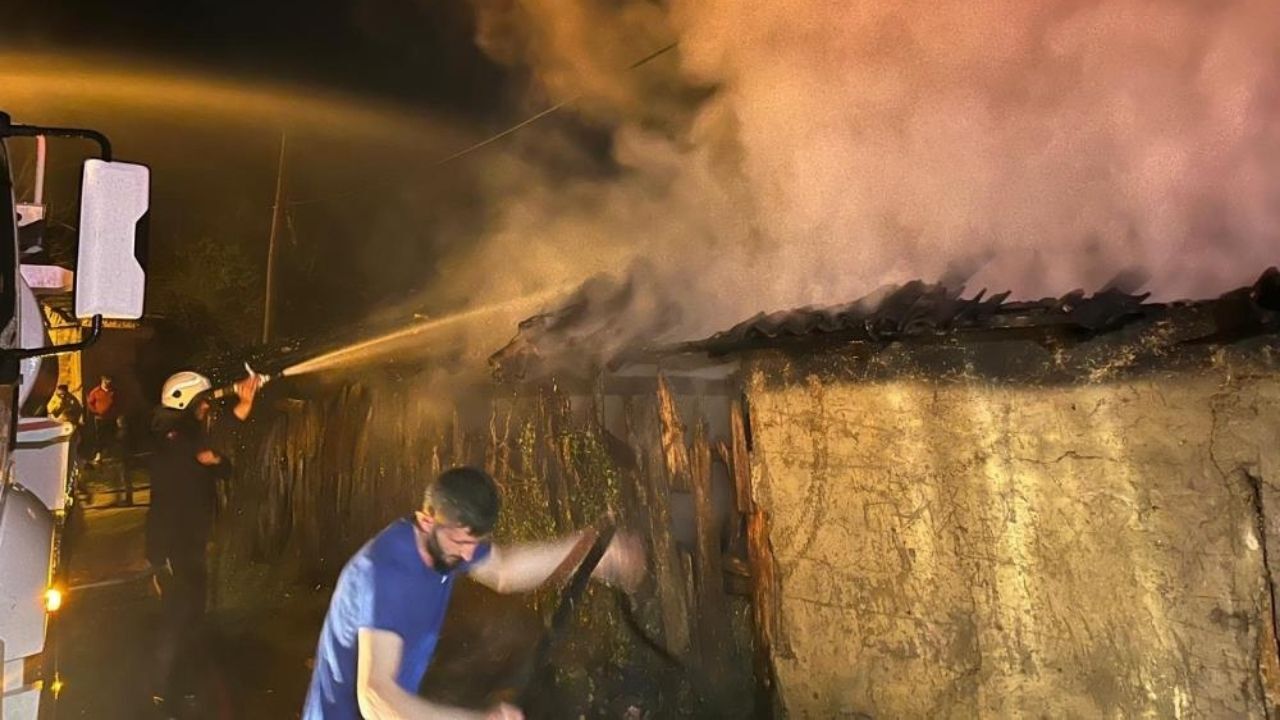 Korkutan Yangın Kullanılmayan Ev Küle Döndü (2)