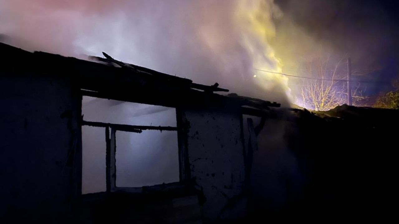 Korkutan Yangın Kullanılmayan Ev Küle Döndü (3)