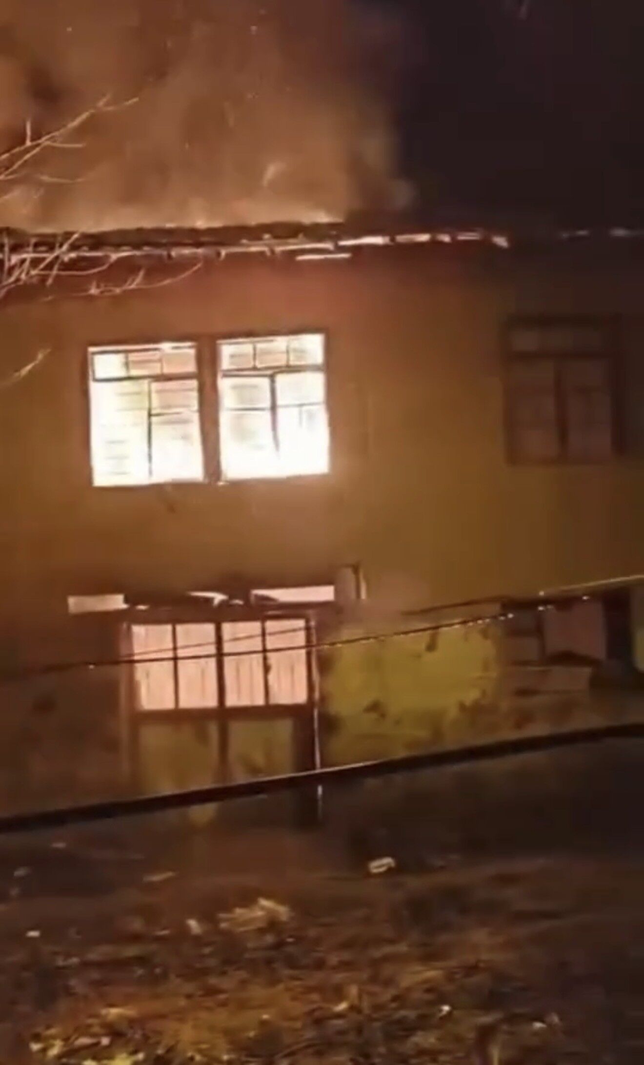 Köyde Büyük Yangın Alevler İki Katlı Evi Küle Çevirdi