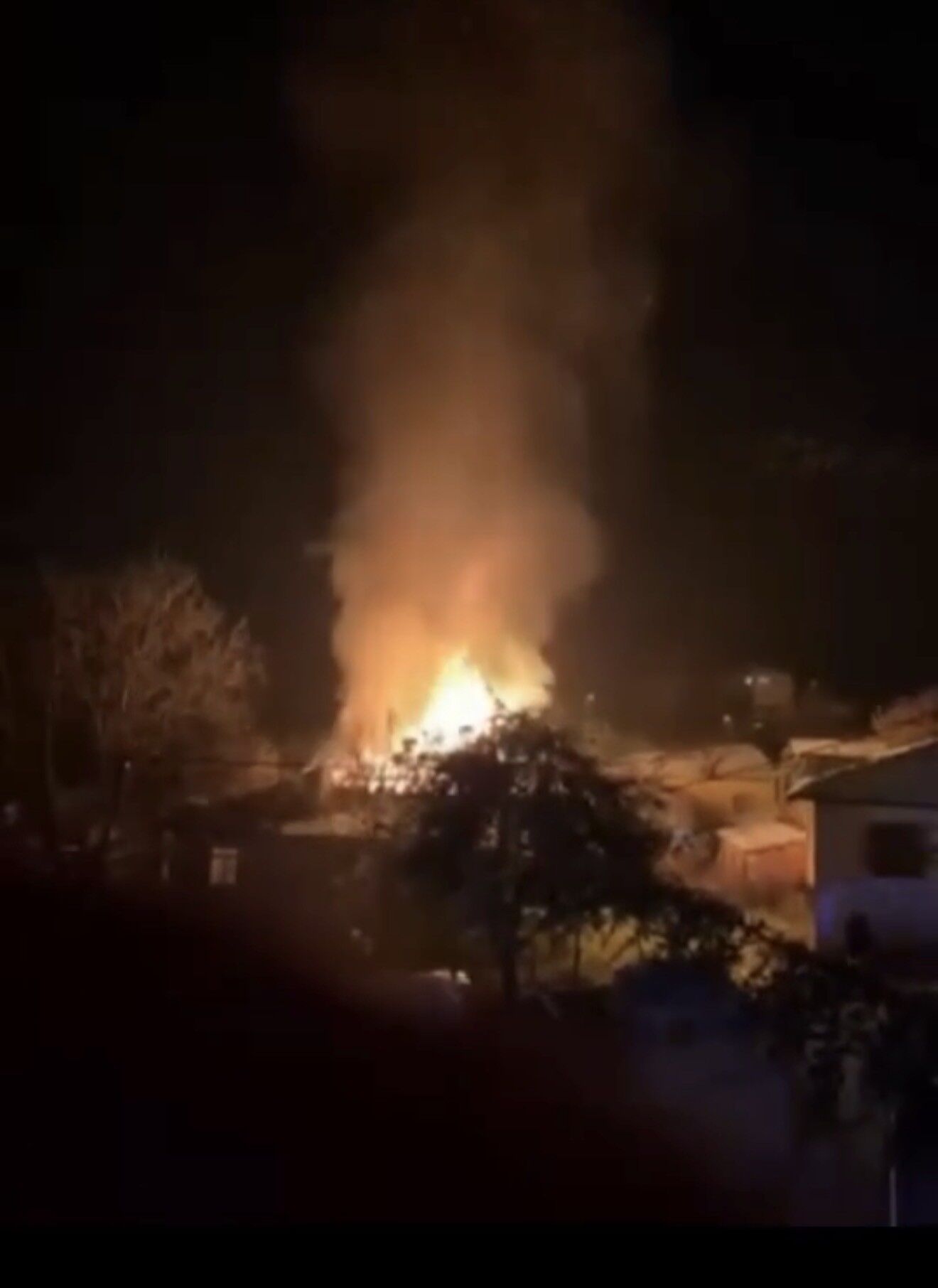 Köyde Büyük Yangın Alevler İki Katlı Evi Küle Çevirdi1