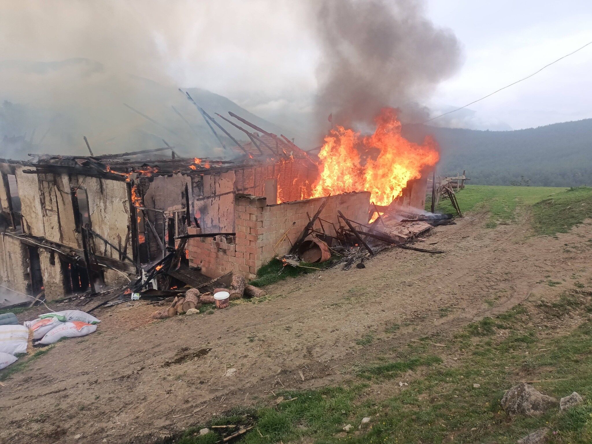 Köyde Çıkan Yangında 2 Katlı Ahşap Ev Küle Döndü 12