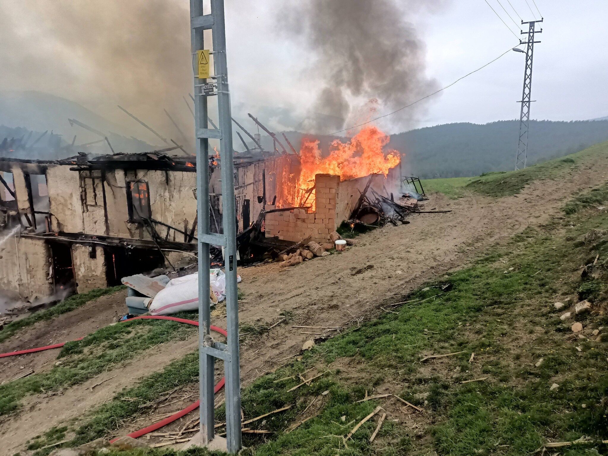 Köyde Çıkan Yangında 2 Katlı Ahşap Ev Küle Döndü 88888888