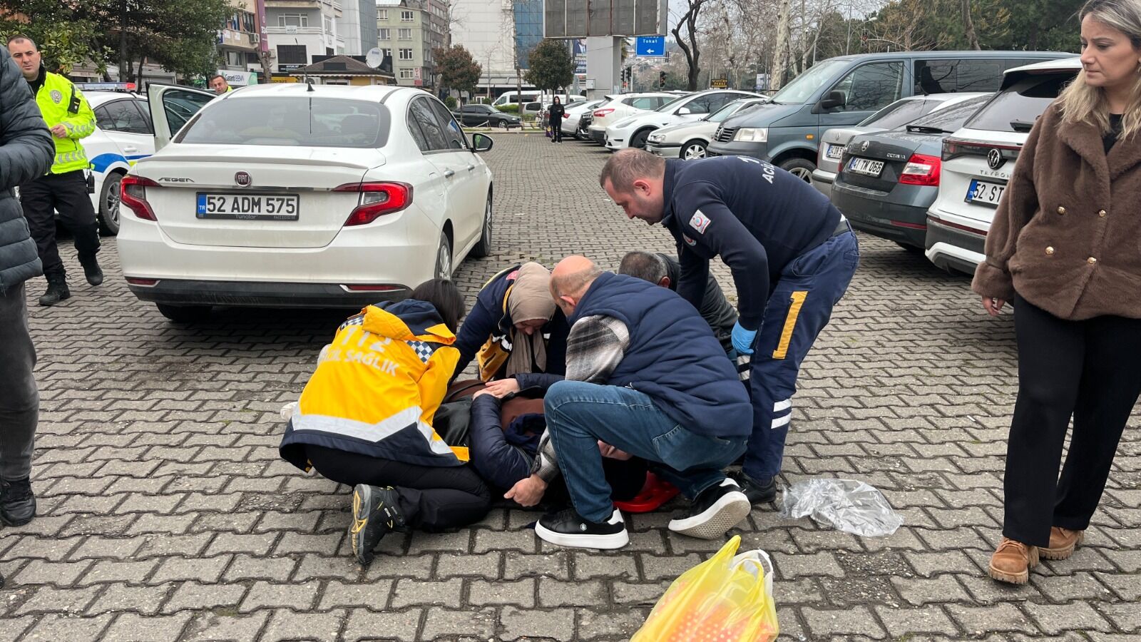 Manevra Yapan Otomobilin Çarptığı Kadın Yaralandı 2