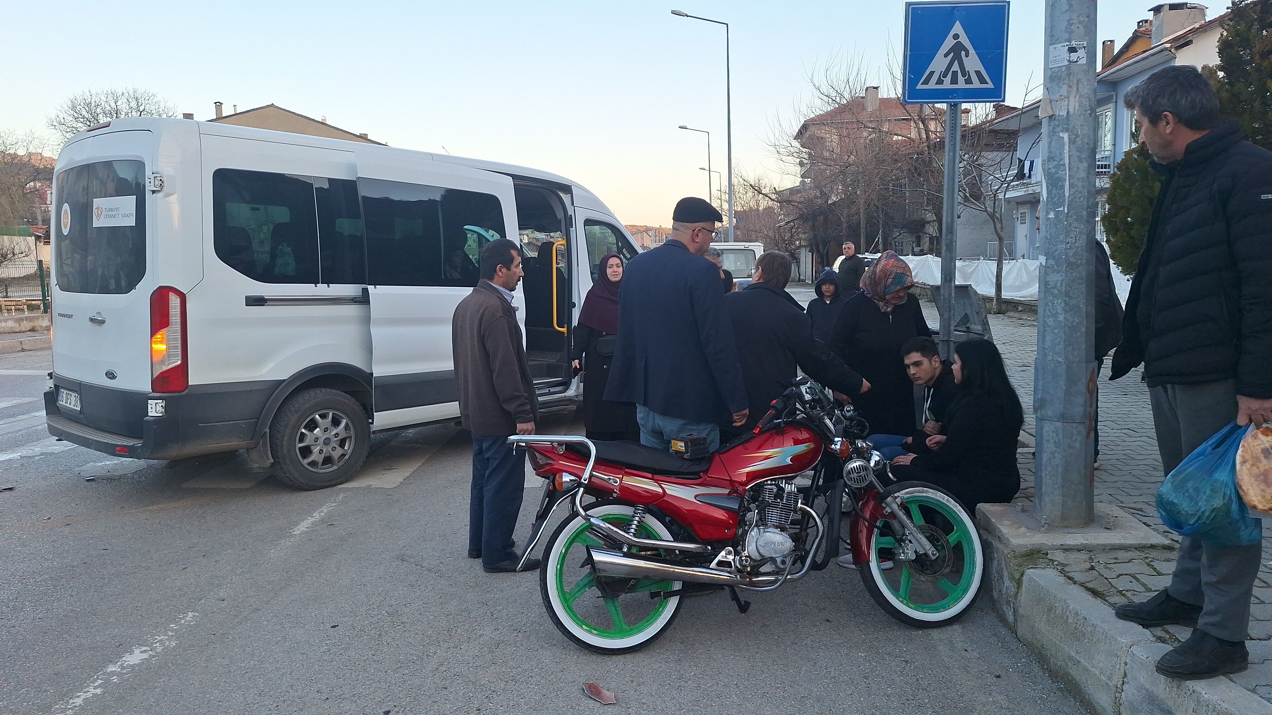 Minibüs Ile Motosiklet Çarpıştı 1 Yaralı1