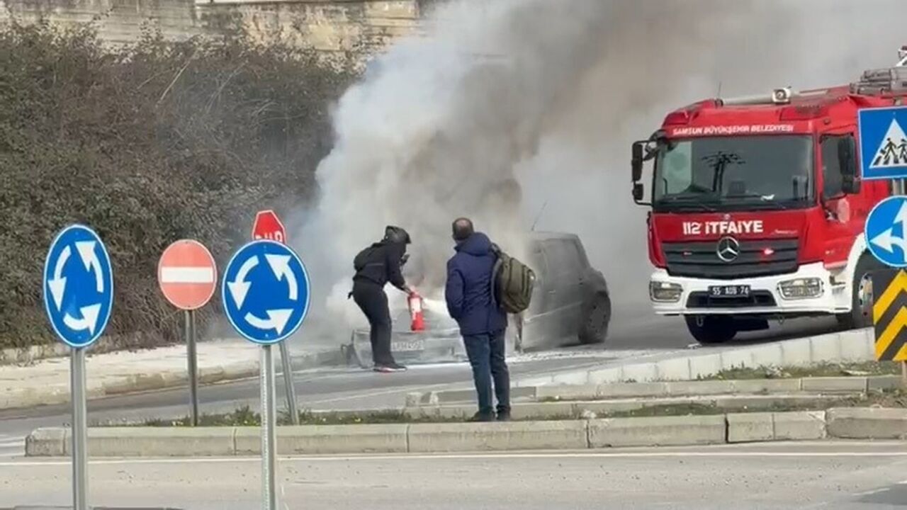 Otomobil Alev Alev Yandı Samsun (2)