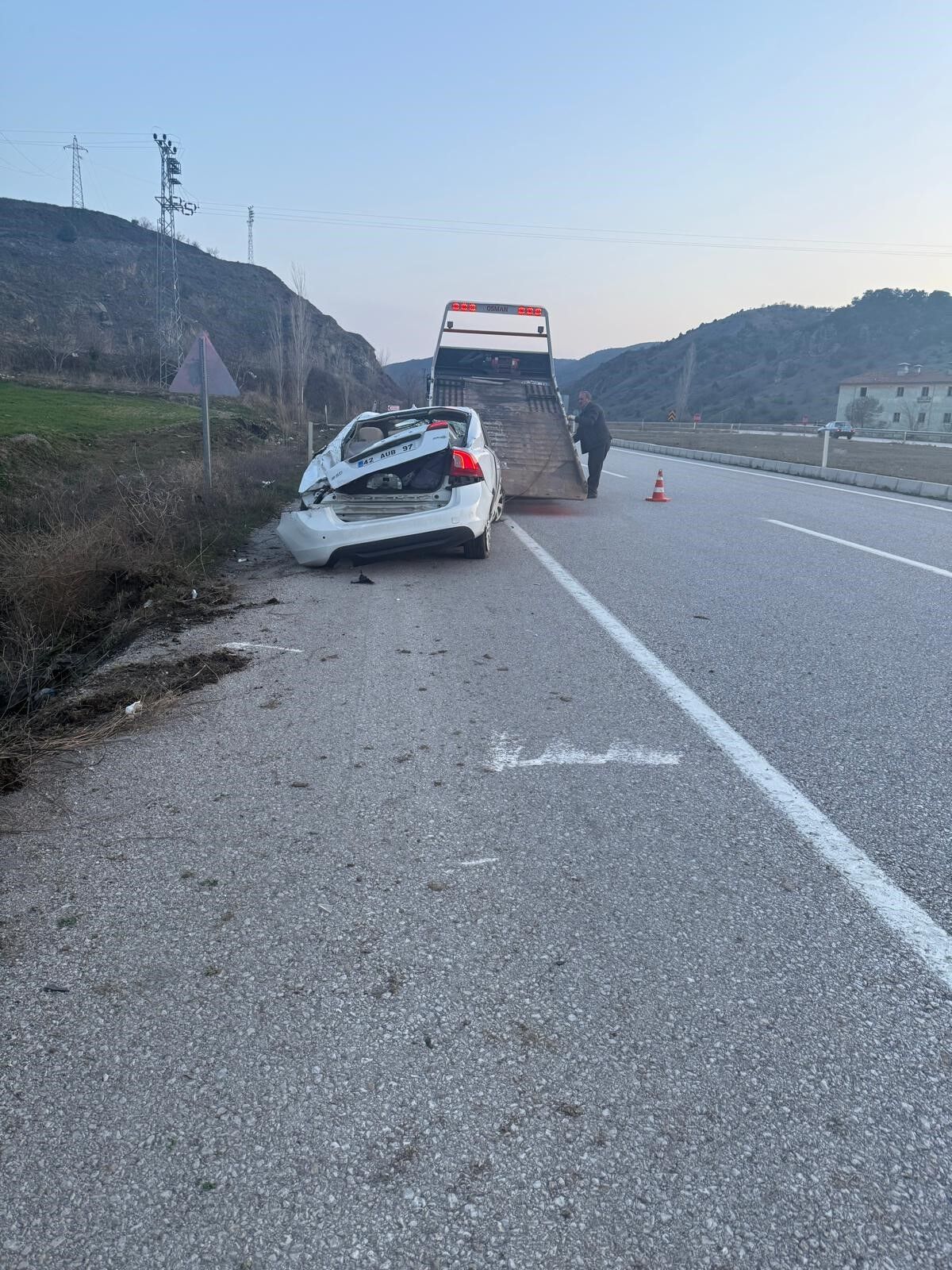 Otomobil Dereye Devrildi 4 Kişi Yaralandı1