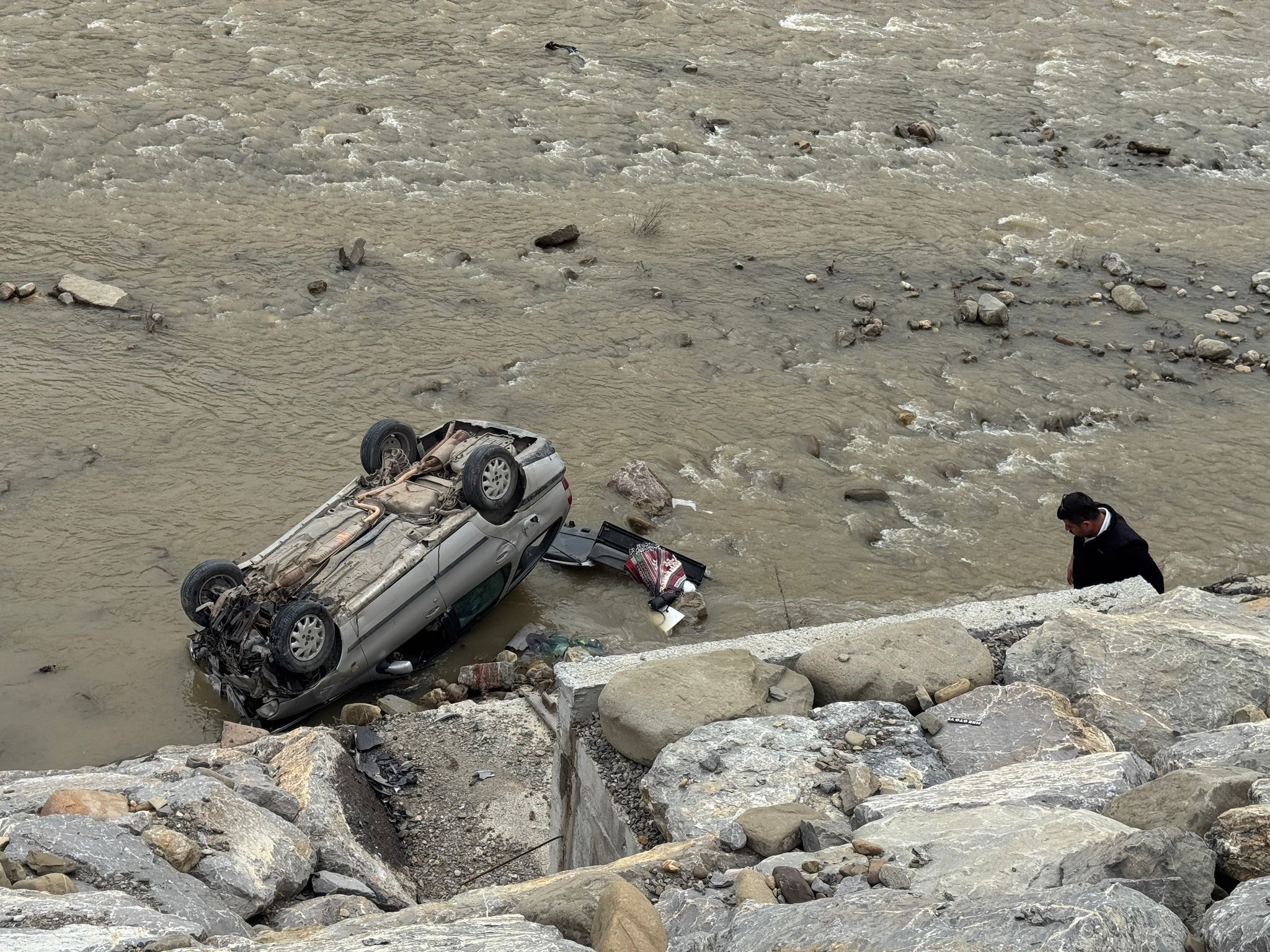 Otomobil Irmağa Uçtu! 1 Kişi Yaralandı Hanönü Belediye Başkanı Yaralıyla Ilgilendi! 14