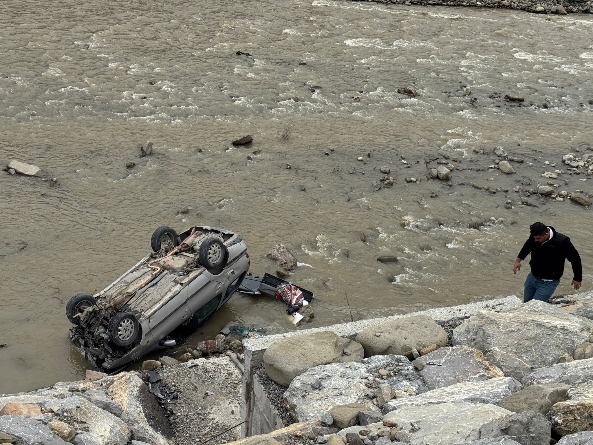 Otomobil Irmağa Uçtu! 1 Kişi Yaralandı Hanönü Belediye Başkanı Yaralıyla Ilgilendi! 22