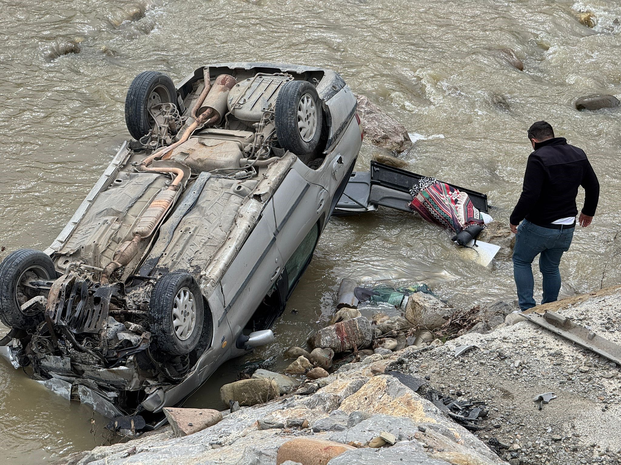 Otomobil Irmağa Uçtu! 1 Kişi Yaralandı Hanönü Belediye Başkanı Yaralıyla Ilgilendi! 88888888888888888888888888