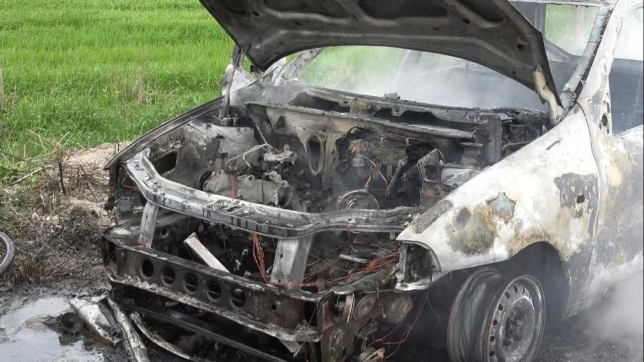 Otomobil Saniyeler Içinde Küle Döndü Geriye Hurda Yığını Kaldı (2)