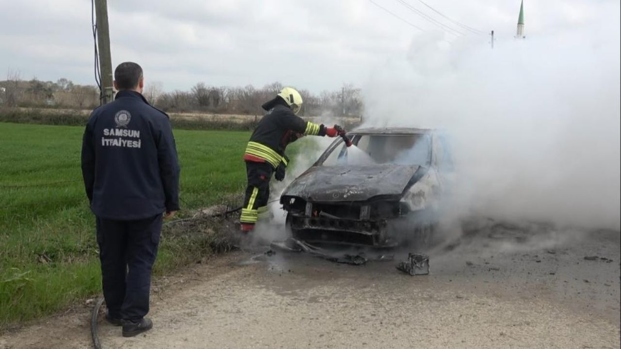 Otomobil Saniyeler Içinde Küle Döndü Geriye Hurda Yığını Kaldı (3)
