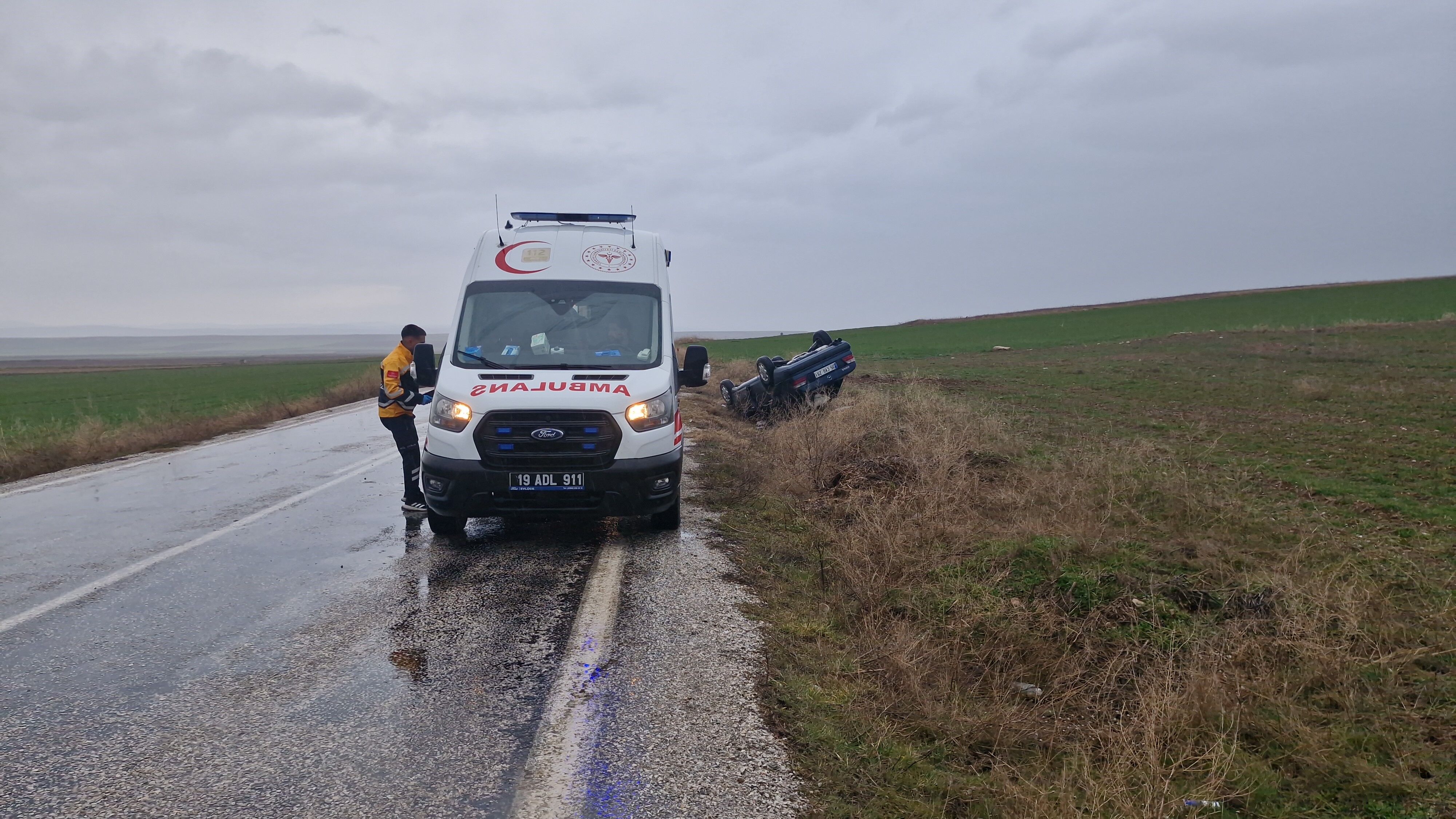Otomobil Şarampole Devrildi 13 Yaşındaki Çocuk Yaralandı