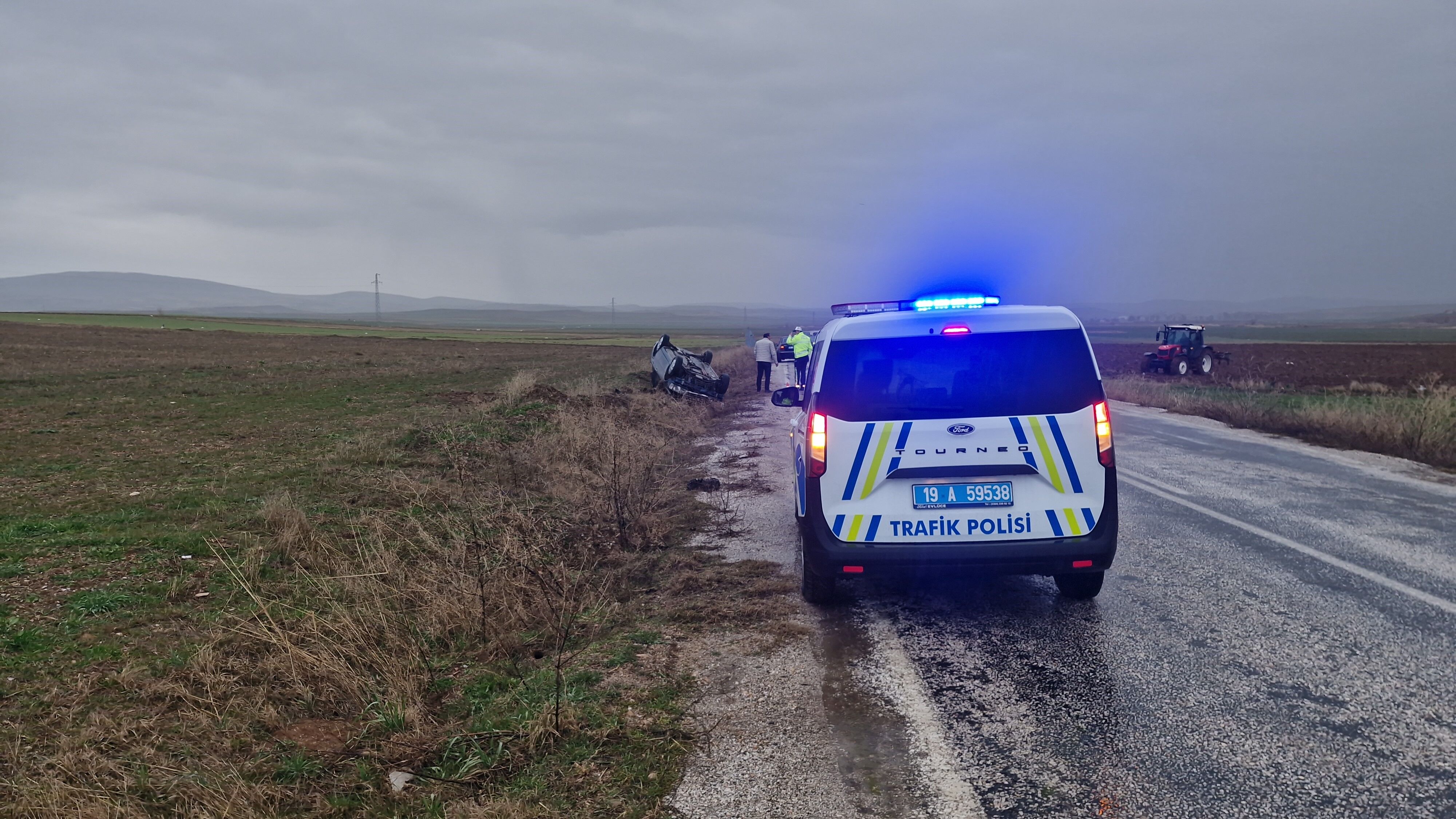 Otomobil Şarampole Devrildi 13 Yaşındaki Çocuk Yaralandı1