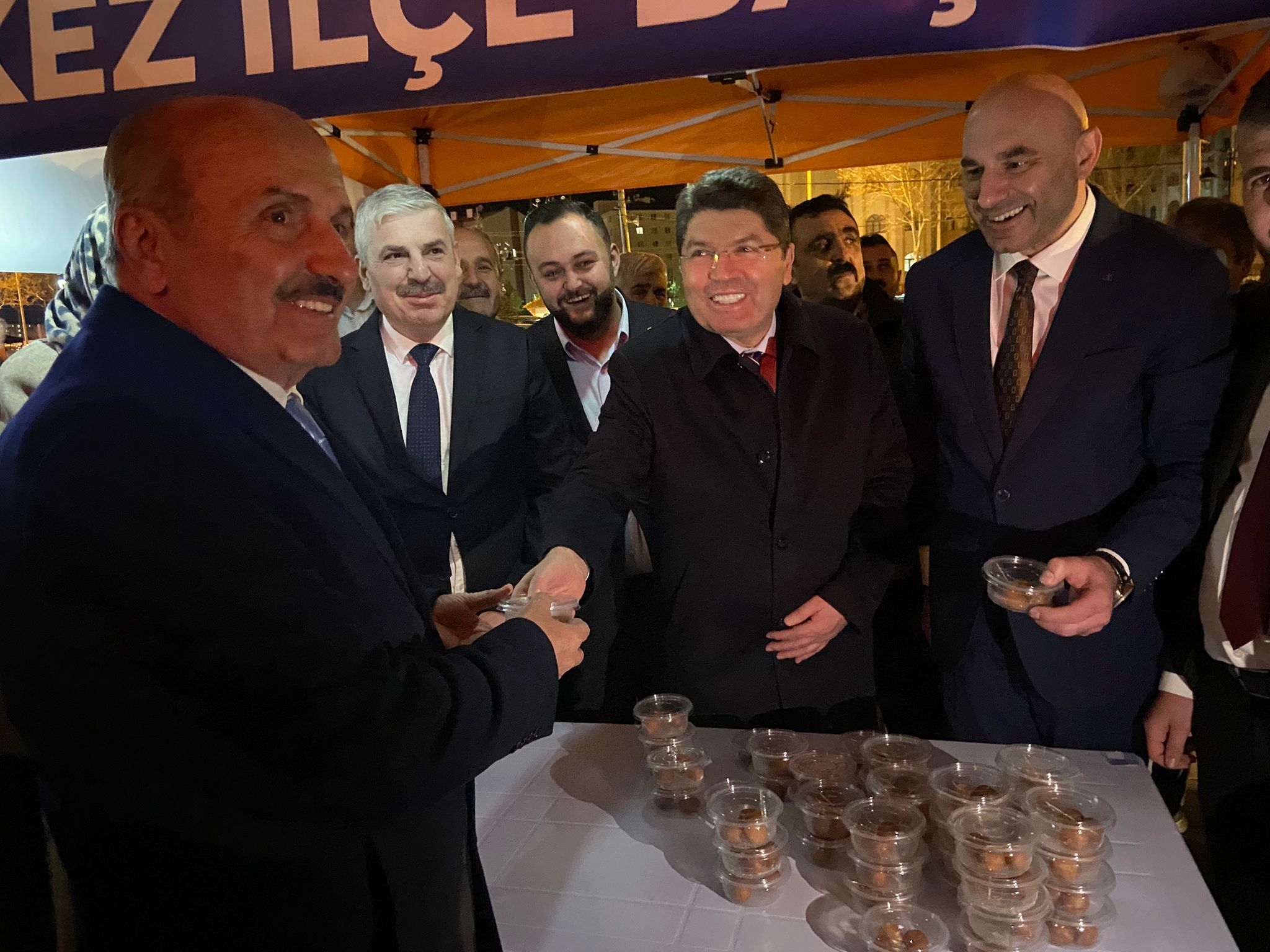 Ramazan Bereketi Sokakta Yılmaz Tunç Ve Hüseyin Arslan Vatandaşlarla Buluştu1