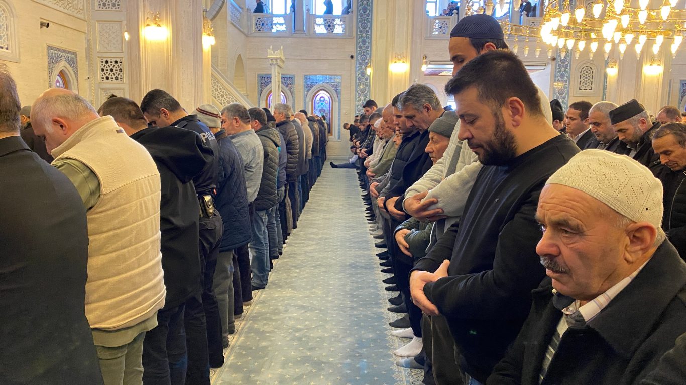 Ramazan’ın Son Cumasında Camiler Doldu Taştı (6)