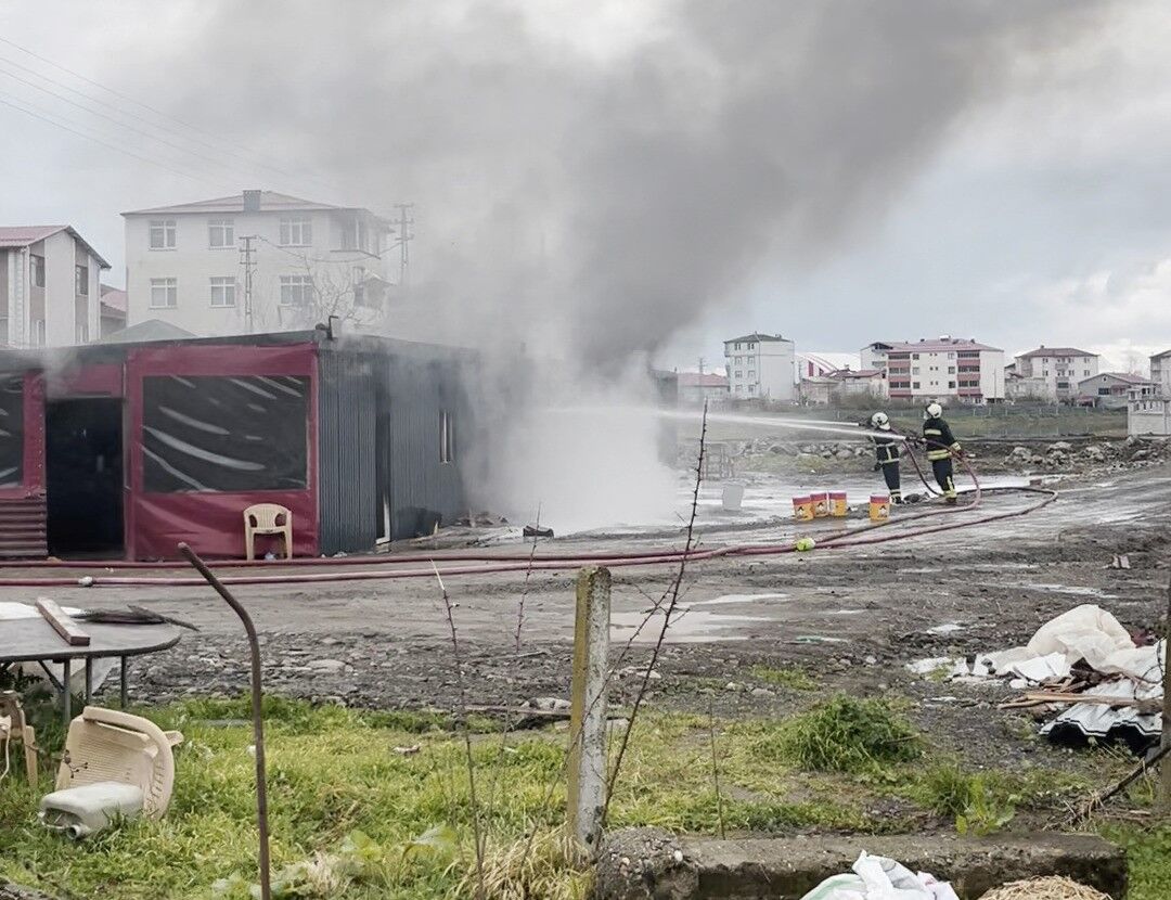 Şantiyede Korkutan Yangın Konteyner Küle Döndü5