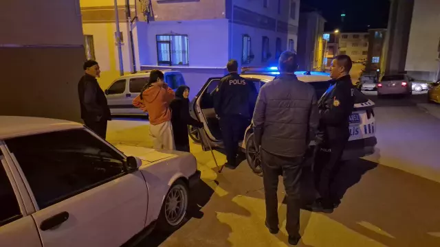 Sevgilisinden Ayrılan Genç Sokak Ortasında Aracını Parçaladı1