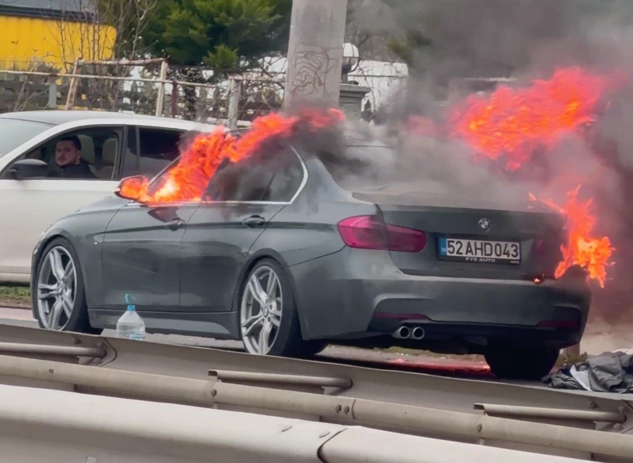 Seyir Halindeki Lüks Otomobil Alev Alev Yandı 6