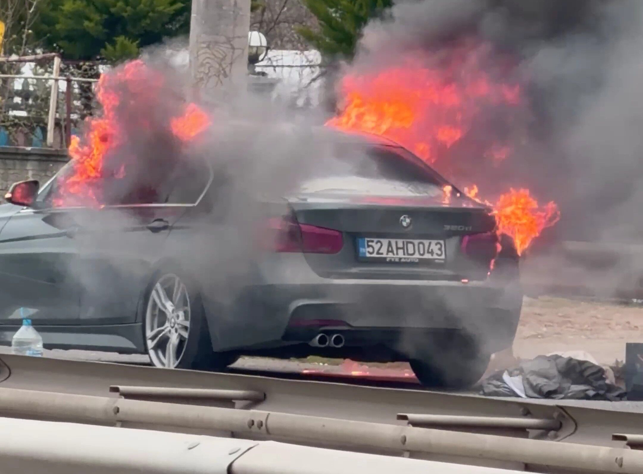 Seyir Halindeki Lüks Otomobil Alev Alev Yandı 8