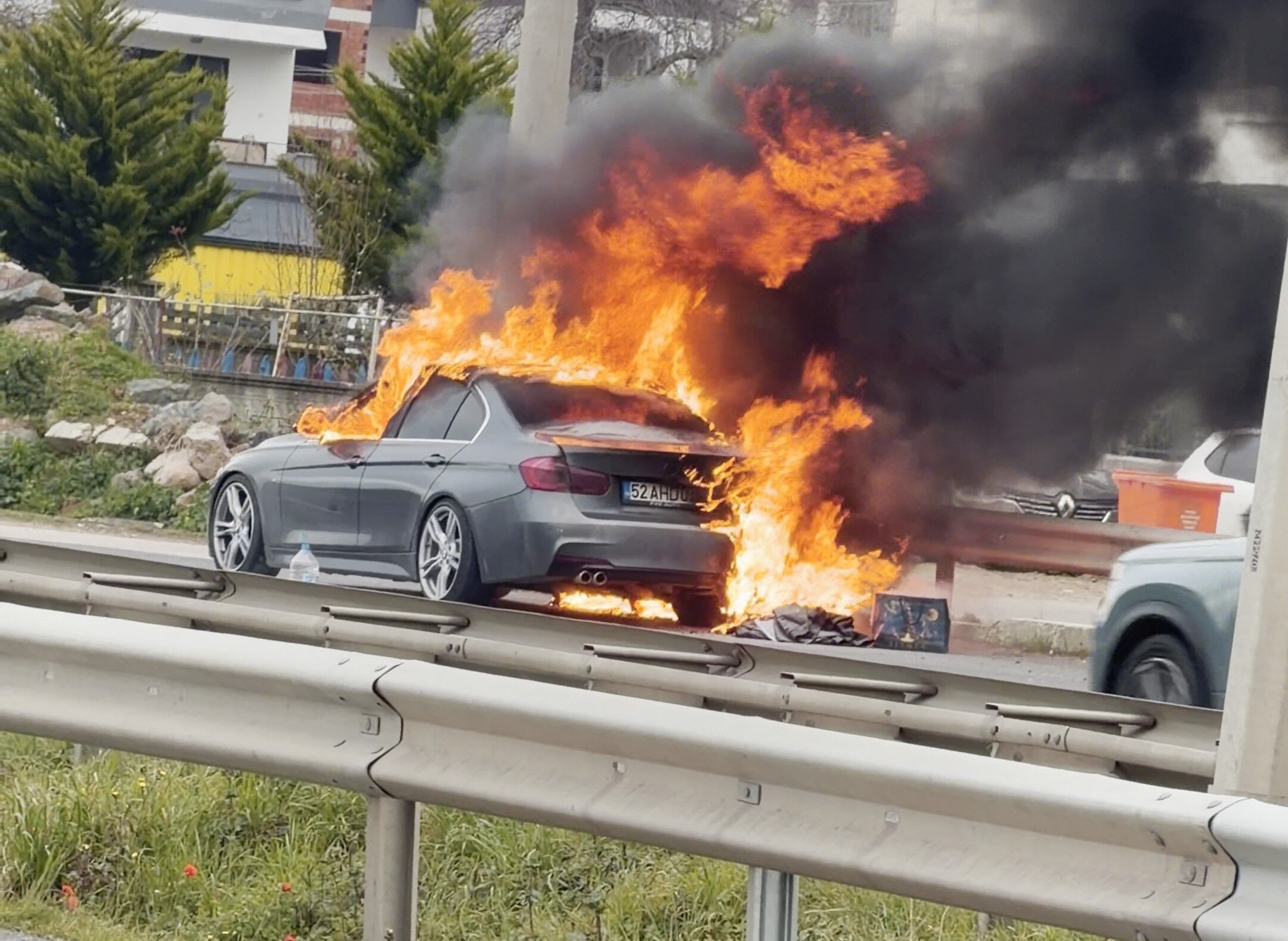 Seyir Halindeki Lüks Otomobil Alev Alev Yandı 88888888