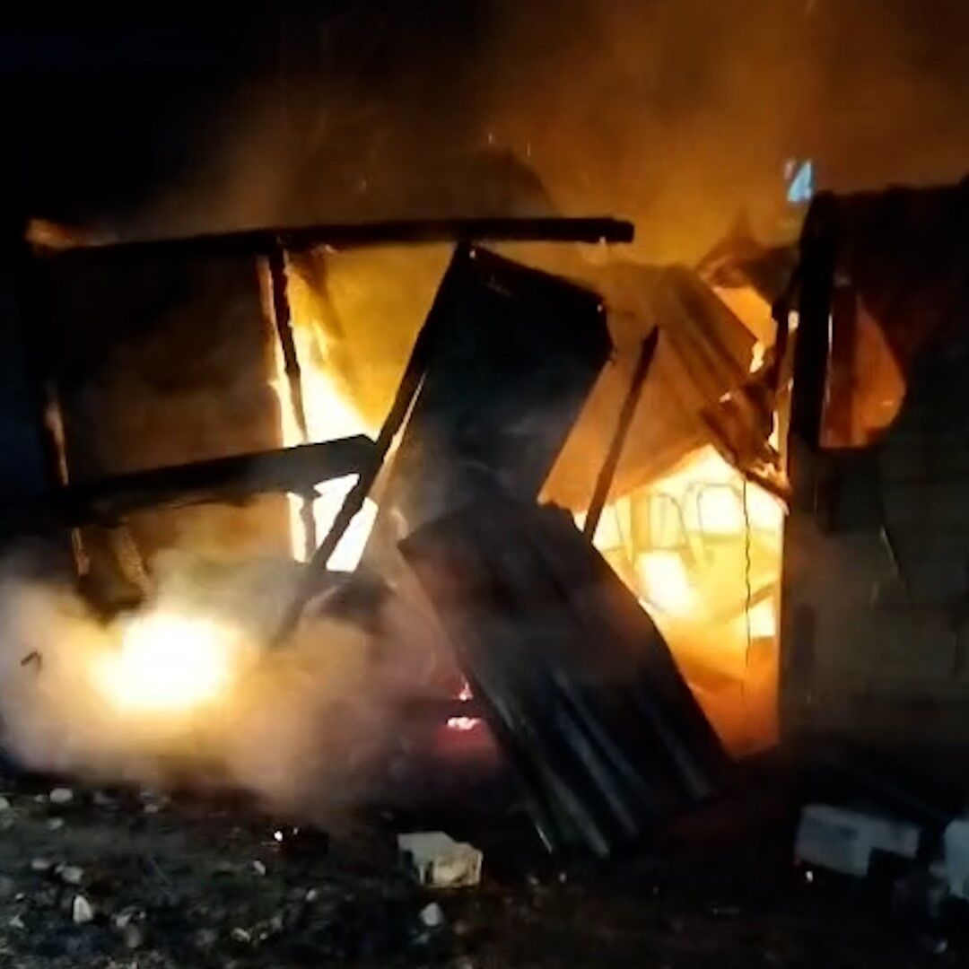 Tavuk Kümesinin Yanındaki Bakıcı Evi Yangında Küle Döndü 12