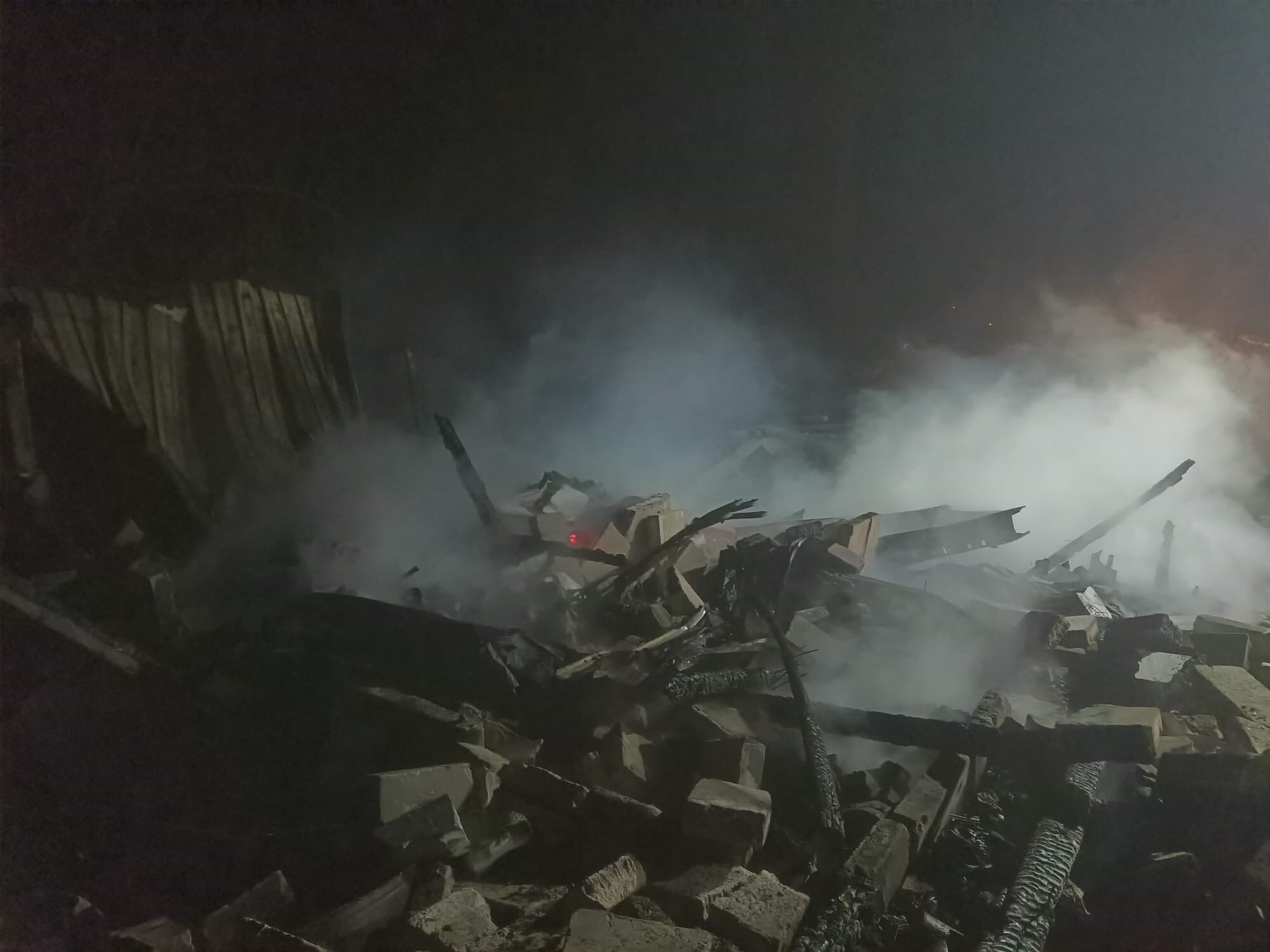 Tavuk Kümesinin Yanındaki Bakıcı Evi Yangında Küle Döndü 2