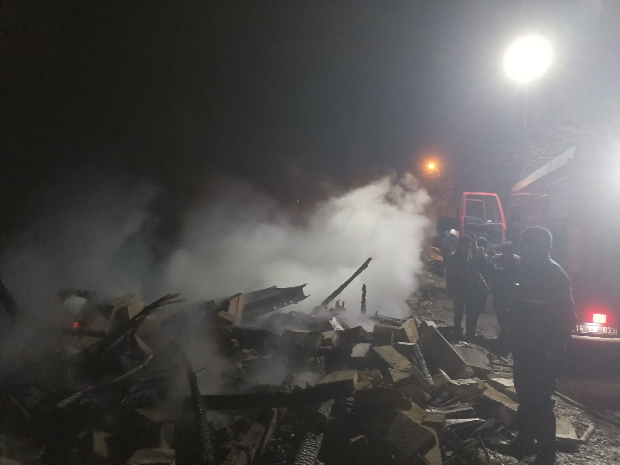 Tavuk Kümesinin Yanındaki Bakıcı Evi Yangında Küle Döndü 3