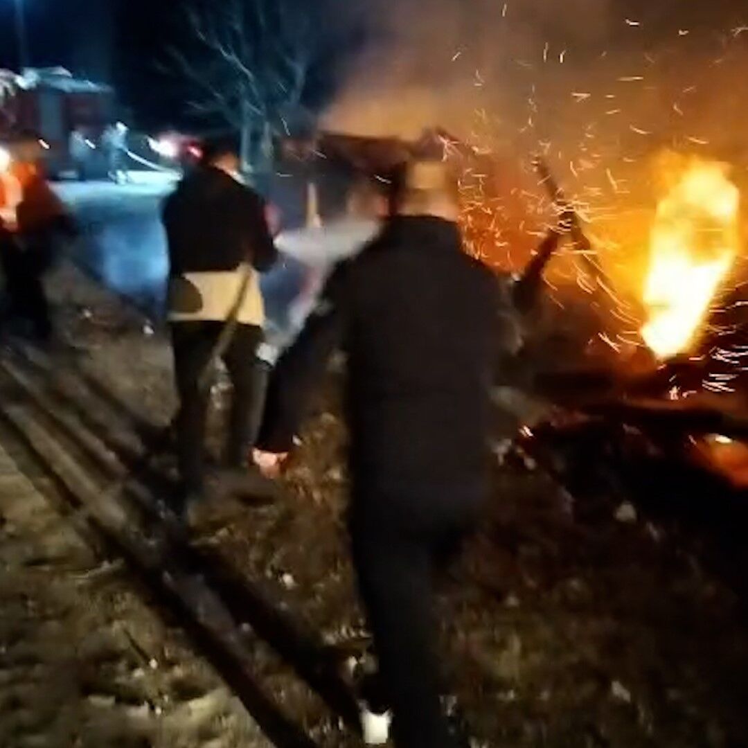 Tavuk Kümesinin Yanındaki Bakıcı Evi Yangında Küle Döndü 8