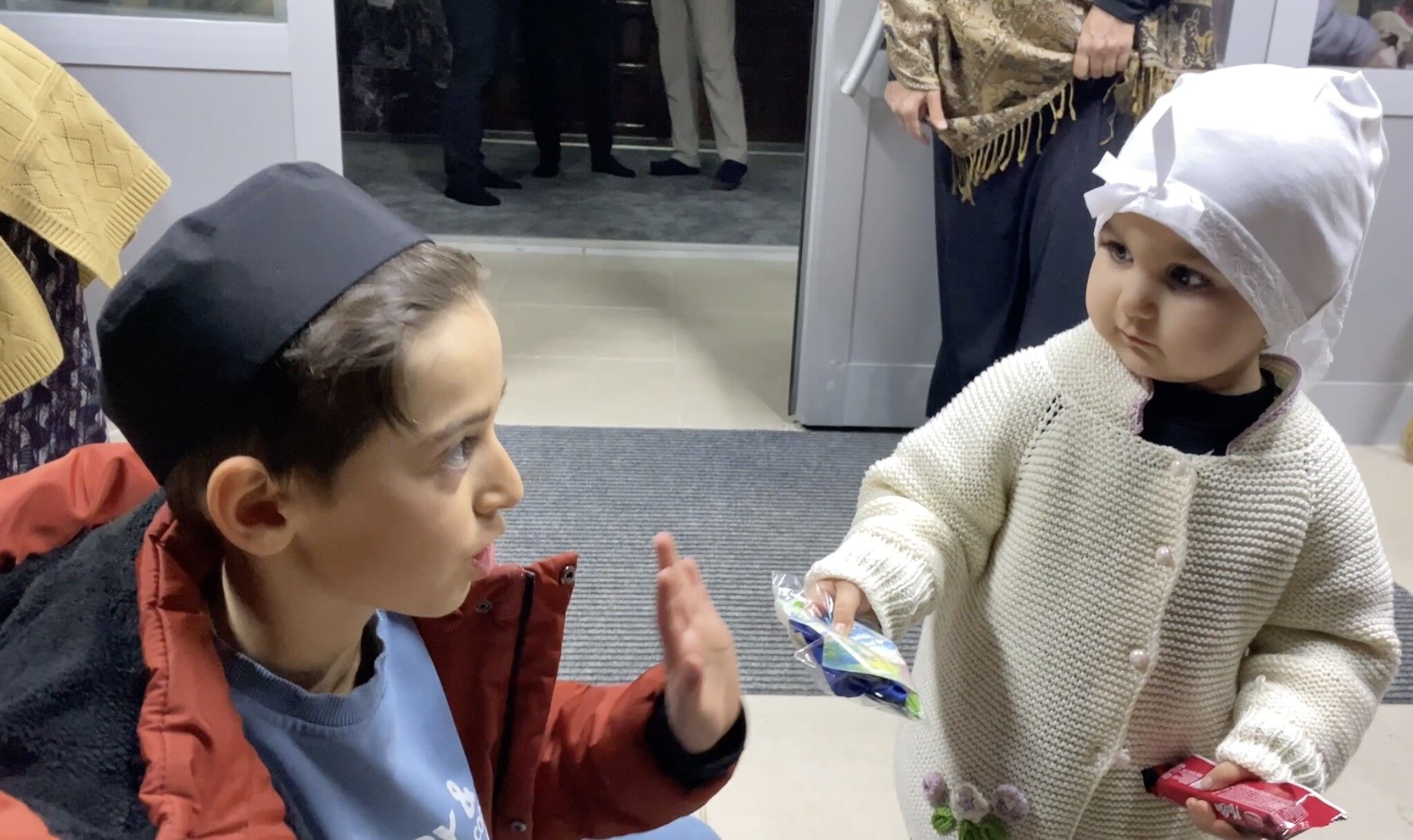 Teravih Çıkışında Çocuklara Sürpriz Ayakkabılarda Hediyeler