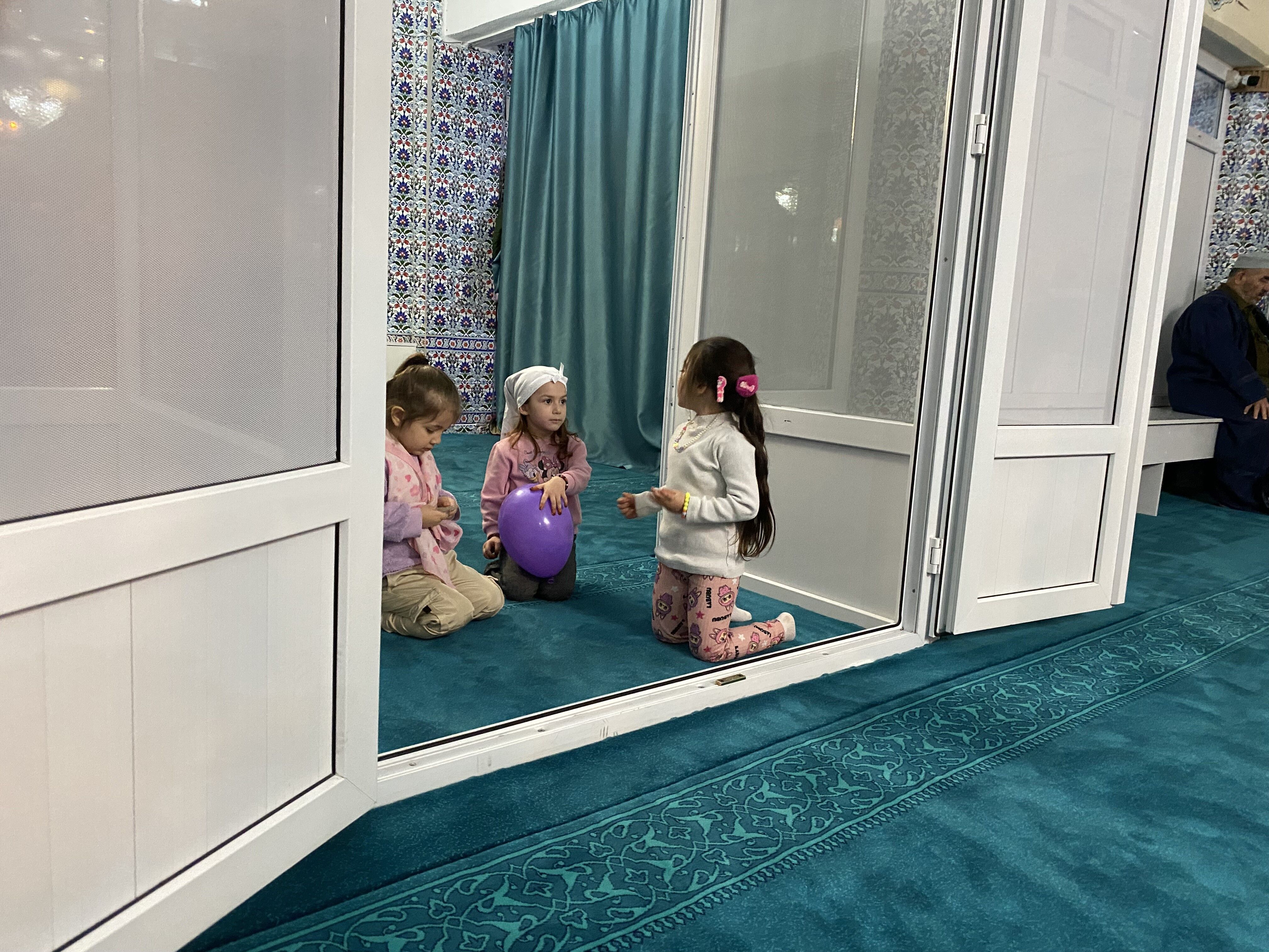 Teravih Çıkışında Çocuklara Sürpriz Ayakkabılarda Hediyeler1