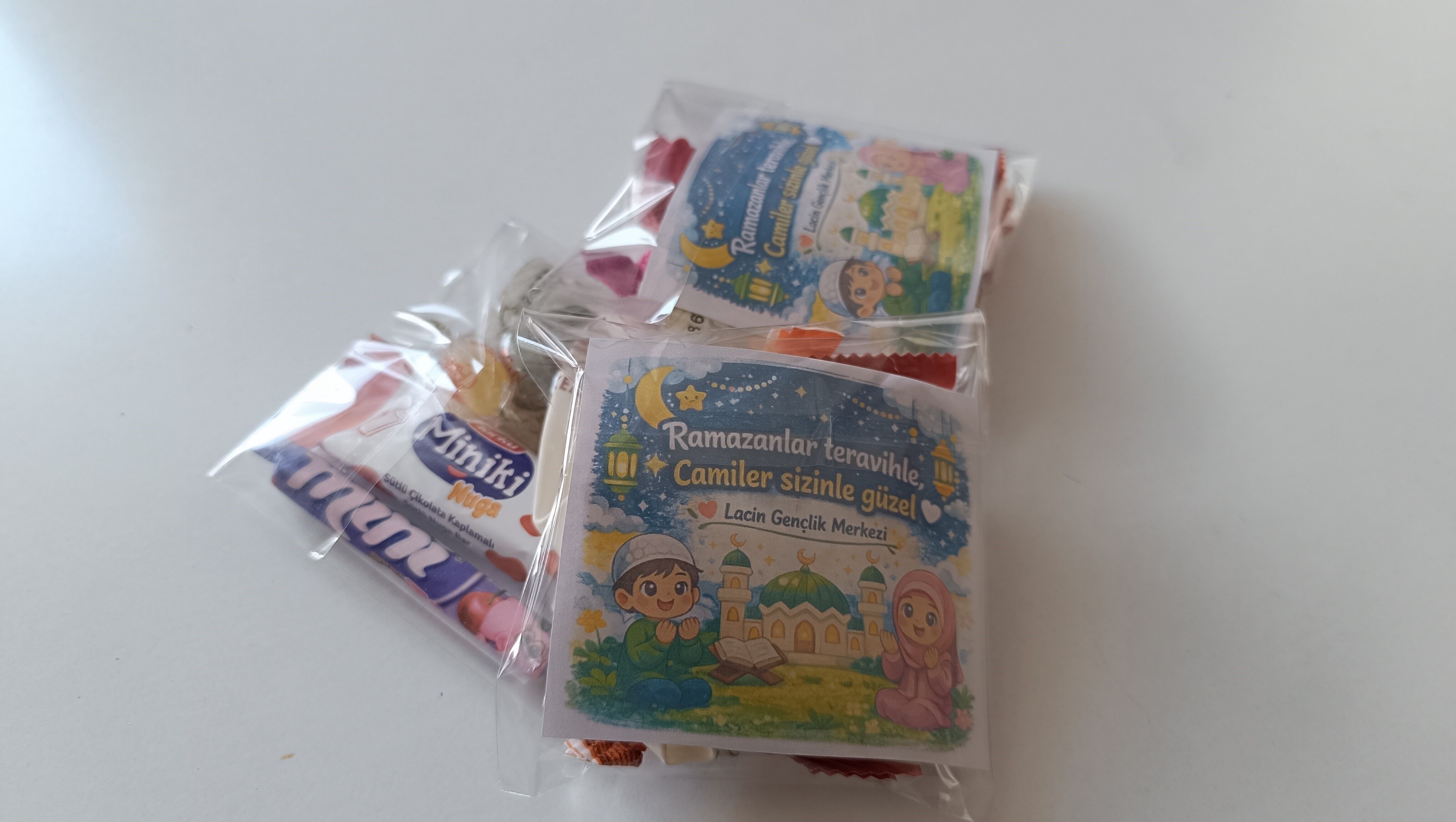 Teravih Çıkışında Çocuklara Sürpriz Ayakkabılarda Hediyeler3
