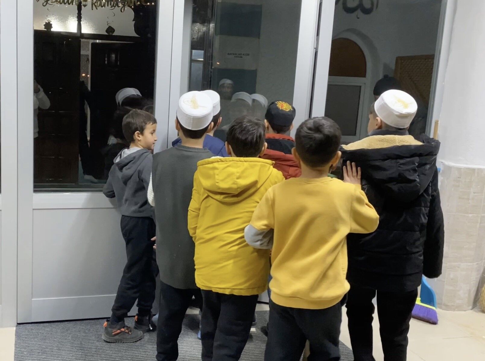 Teravih Çıkışında Çocuklara Sürpriz Ayakkabılarda Hediyeler4