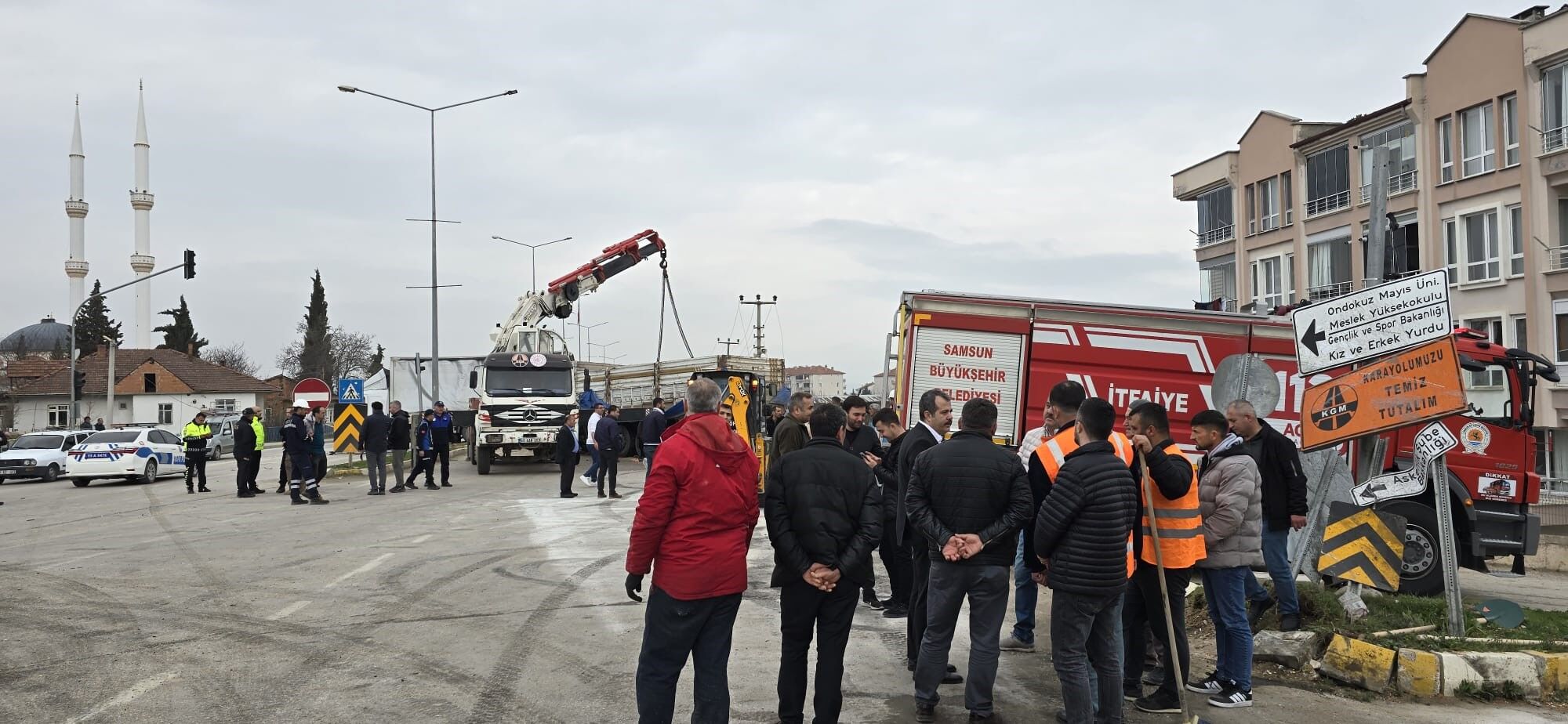Tırın Freni Patladı Feci Kazada Öğrenci Servisi Ile Birlikte 7 Araç Birbirine Girdi, 18 Yaralı Var! 14