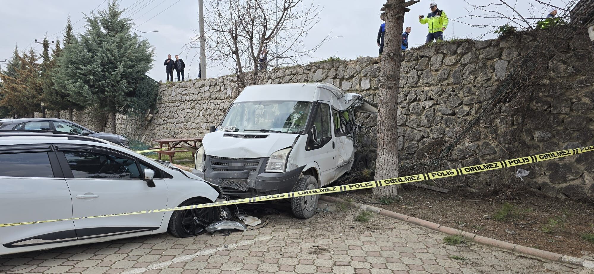 Tırın Freni Patladı Feci Kazada Öğrenci Servisi Ile Birlikte 7 Araç Birbirine Girdi, 18 Yaralı Var! 15