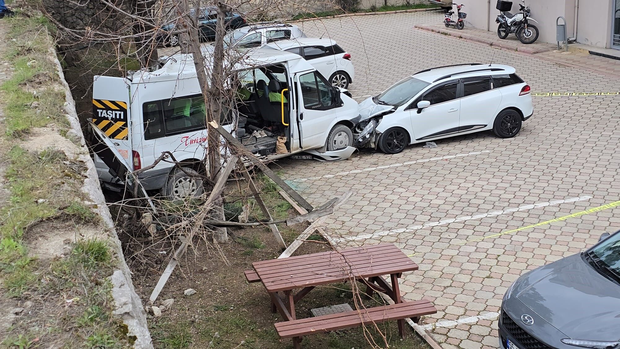 Tırın Freni Patladı Feci Kazada Öğrenci Servisi Ile Birlikte 7 Araç Birbirine Girdi, 18 Yaralı Var! 16