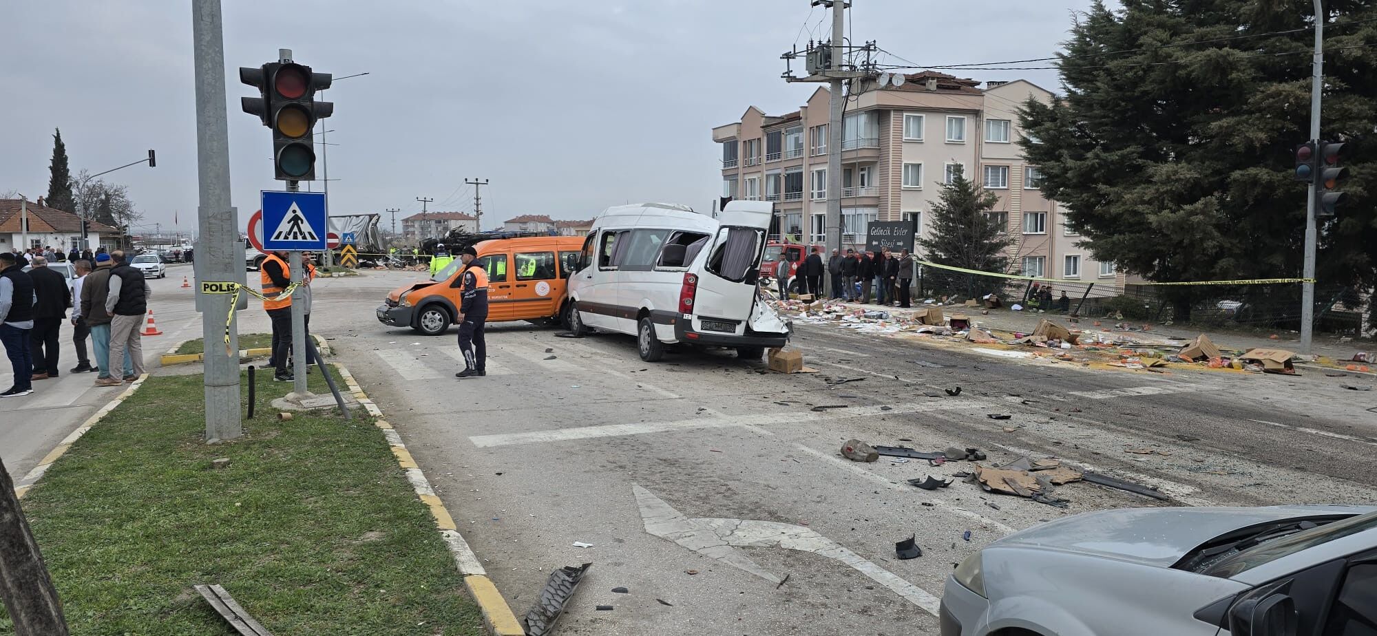 Tırın Freni Patladı Feci Kazada Öğrenci Servisi Ile Birlikte 7 Araç Birbirine Girdi, 18 Yaralı Var! 22