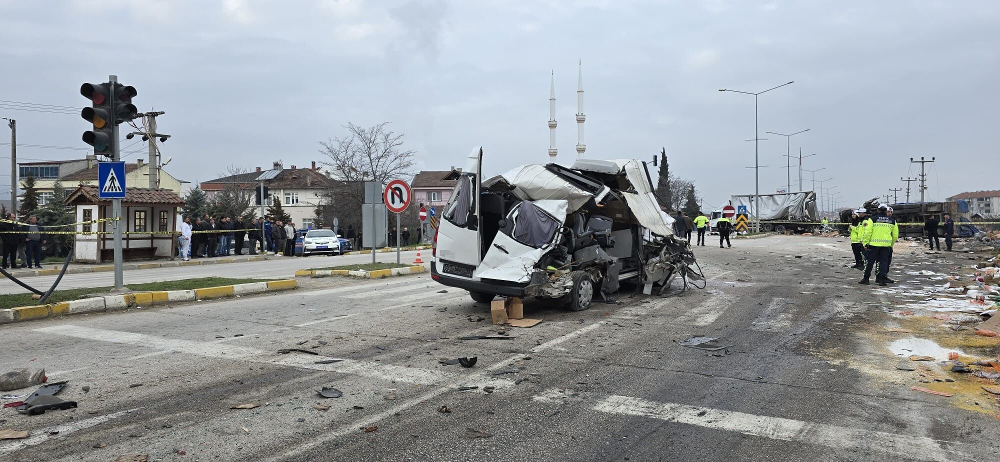 Tırın Freni Patladı Feci Kazada Öğrenci Servisi Ile Birlikte 7 Araç Birbirine Girdi, 18 Yaralı Var! 48