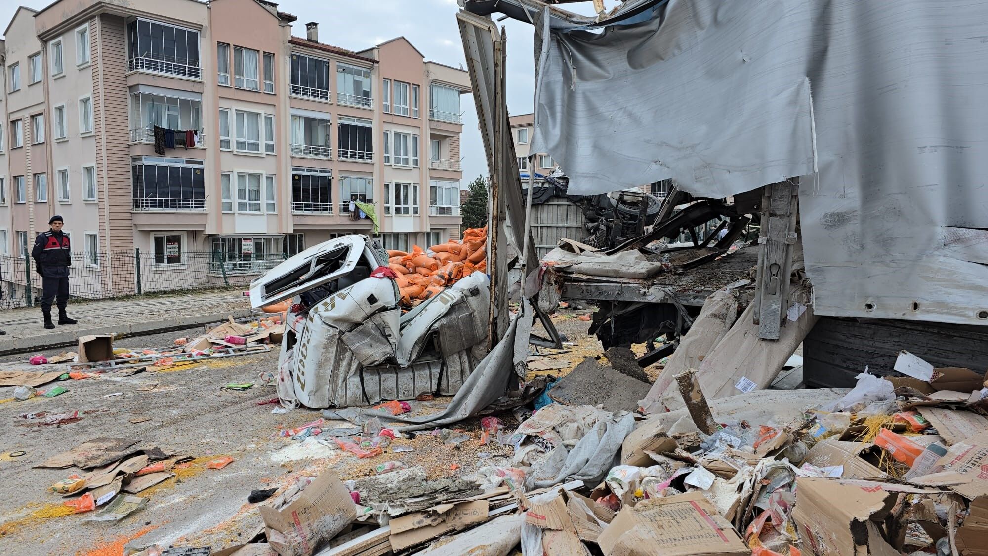 Tırın Freni Patladı Feci Kazada Öğrenci Servisi Ile Birlikte 7 Araç Birbirine Girdi, 18 Yaralı Var! 6