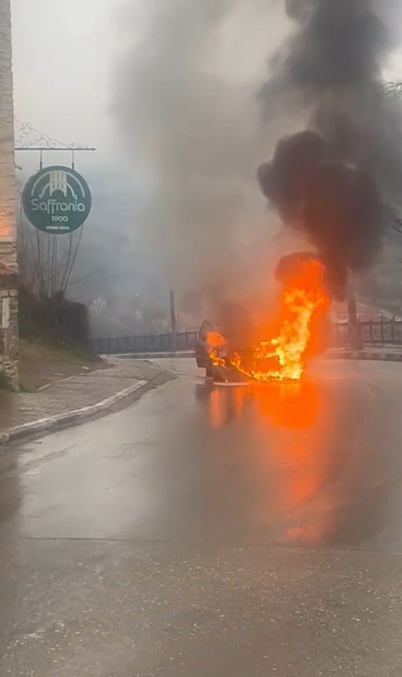 Trafikte Bekleyen Otomobil Alev Alev Yandı 12