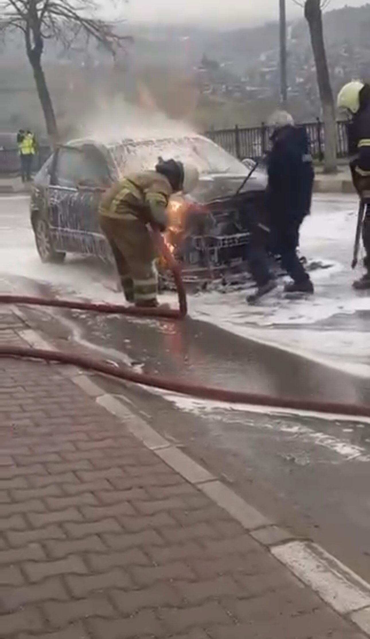 Trafikte Bekleyen Otomobil Alev Alev Yandı 4