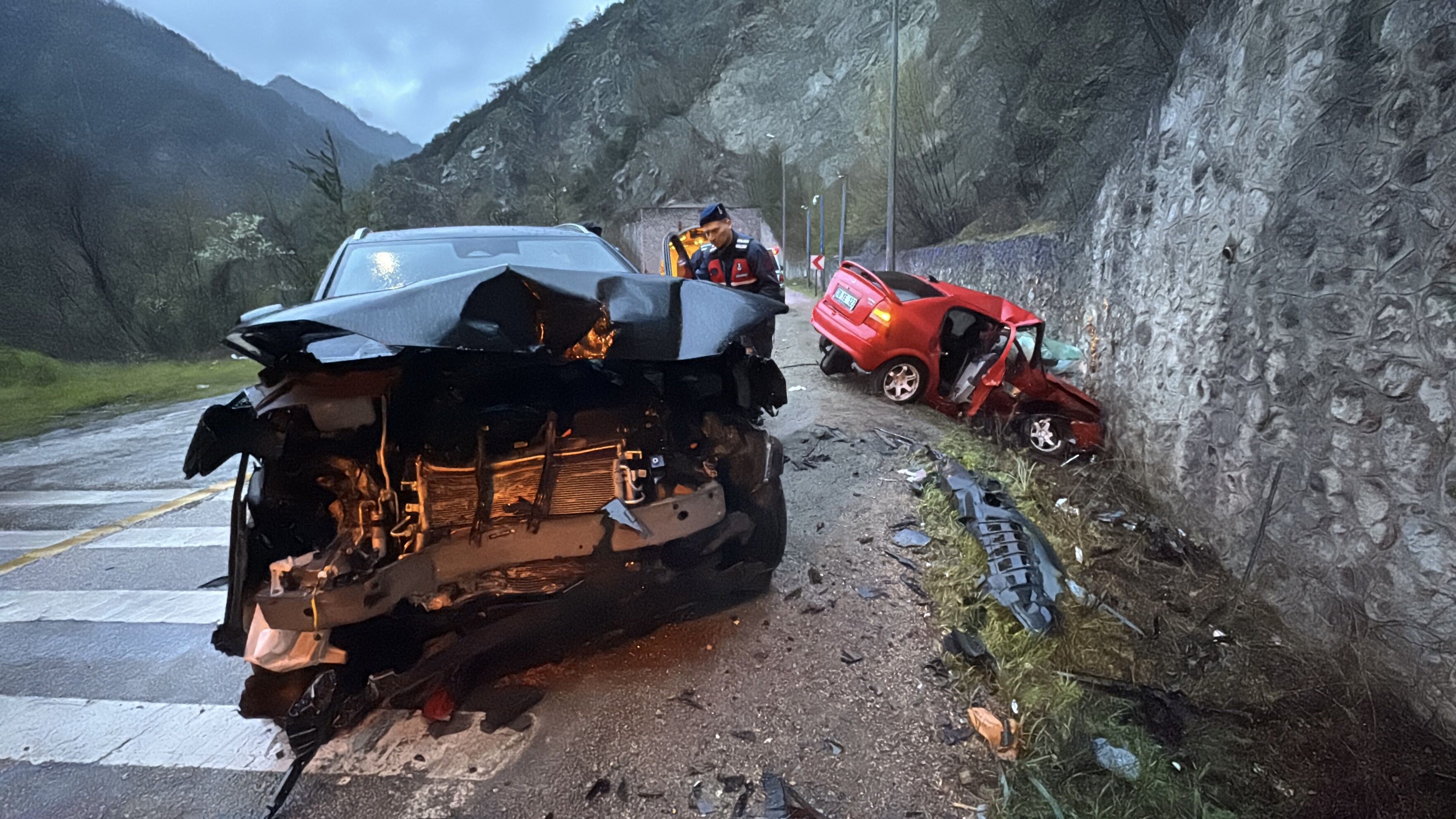 Tünel Mevkiinde Iki Otomobil Çarpıştı Feci Kazada 1 Ölü, 5 Yaralı Var! 12