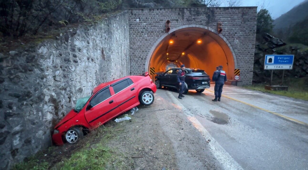 Tünel Mevkiinde Iki Otomobil Çarpıştı Feci Kazada 1 Ölü, 5 Yaralı Var! 4