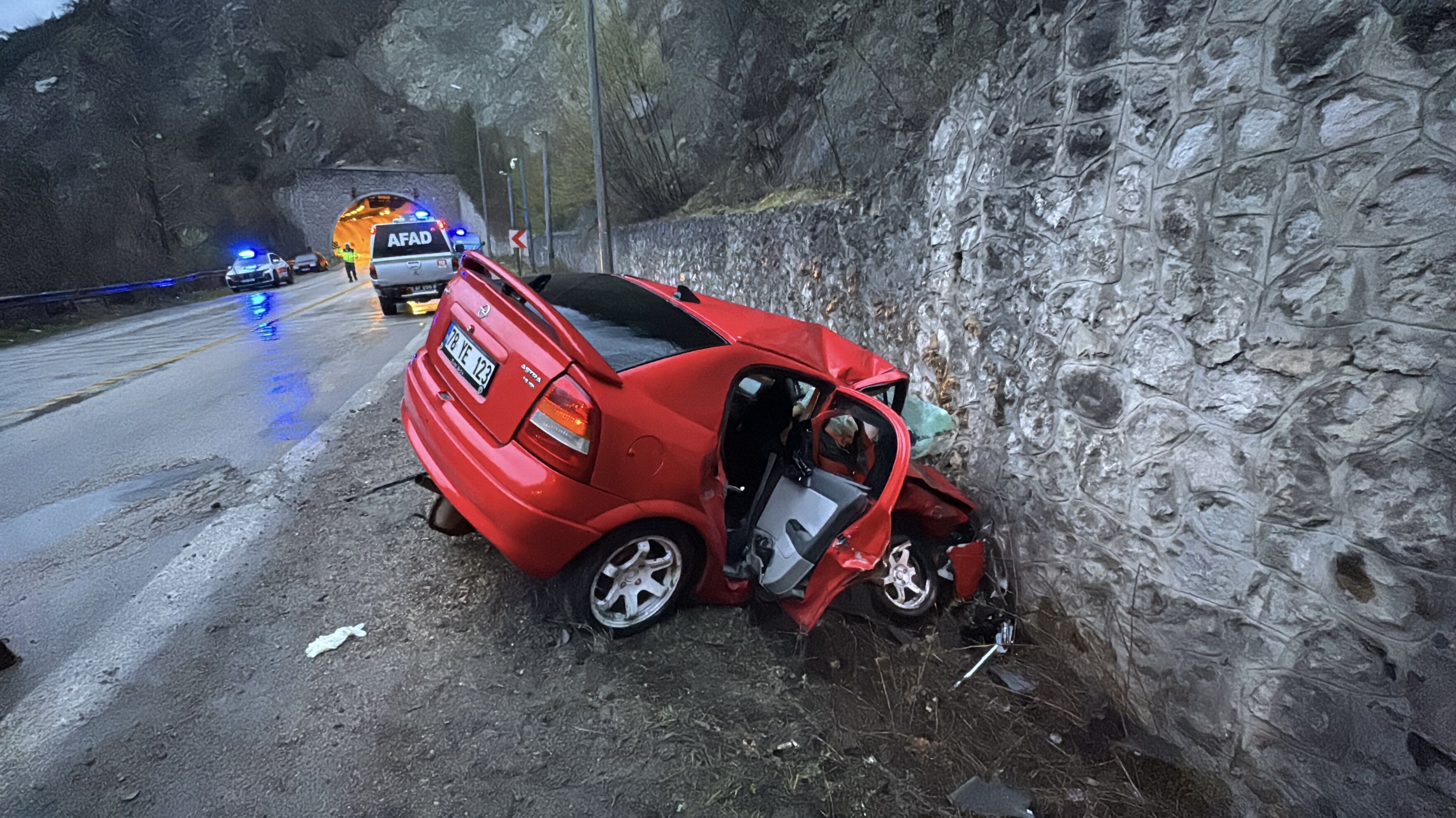 Tünel Mevkiinde Iki Otomobil Çarpıştı Feci Kazada 1 Ölü, 5 Yaralı Var! 7