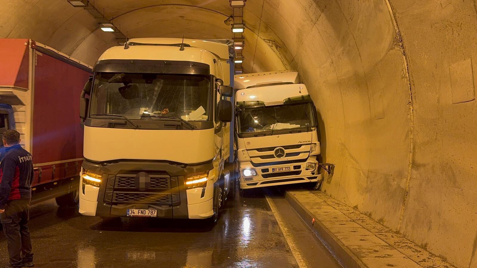 Tünelde Feci Kaza! İki Tır Çarpıştı 1 Kişi Yaralandı! 12